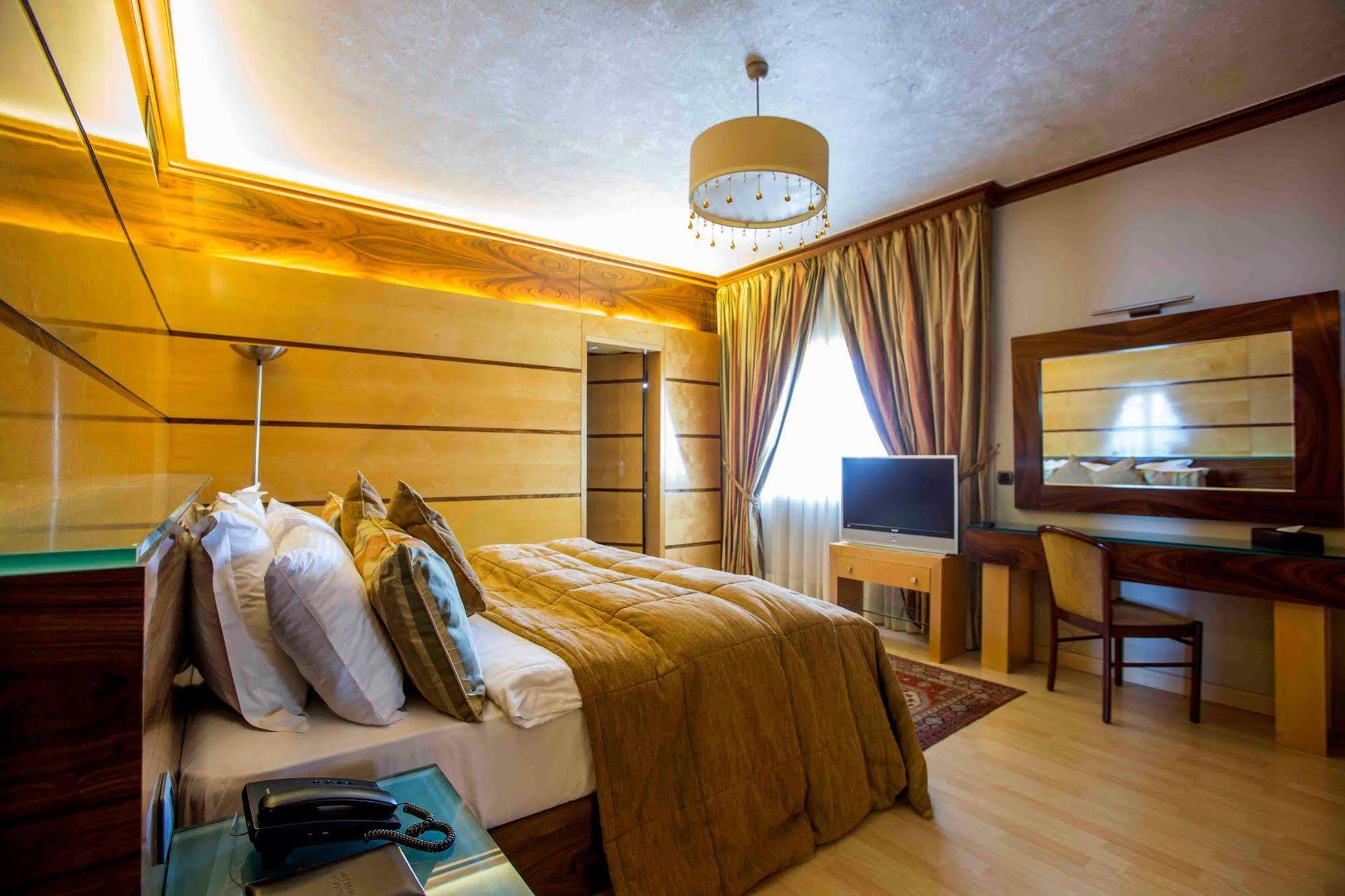 Lahoya Suites Beirut Esterno foto